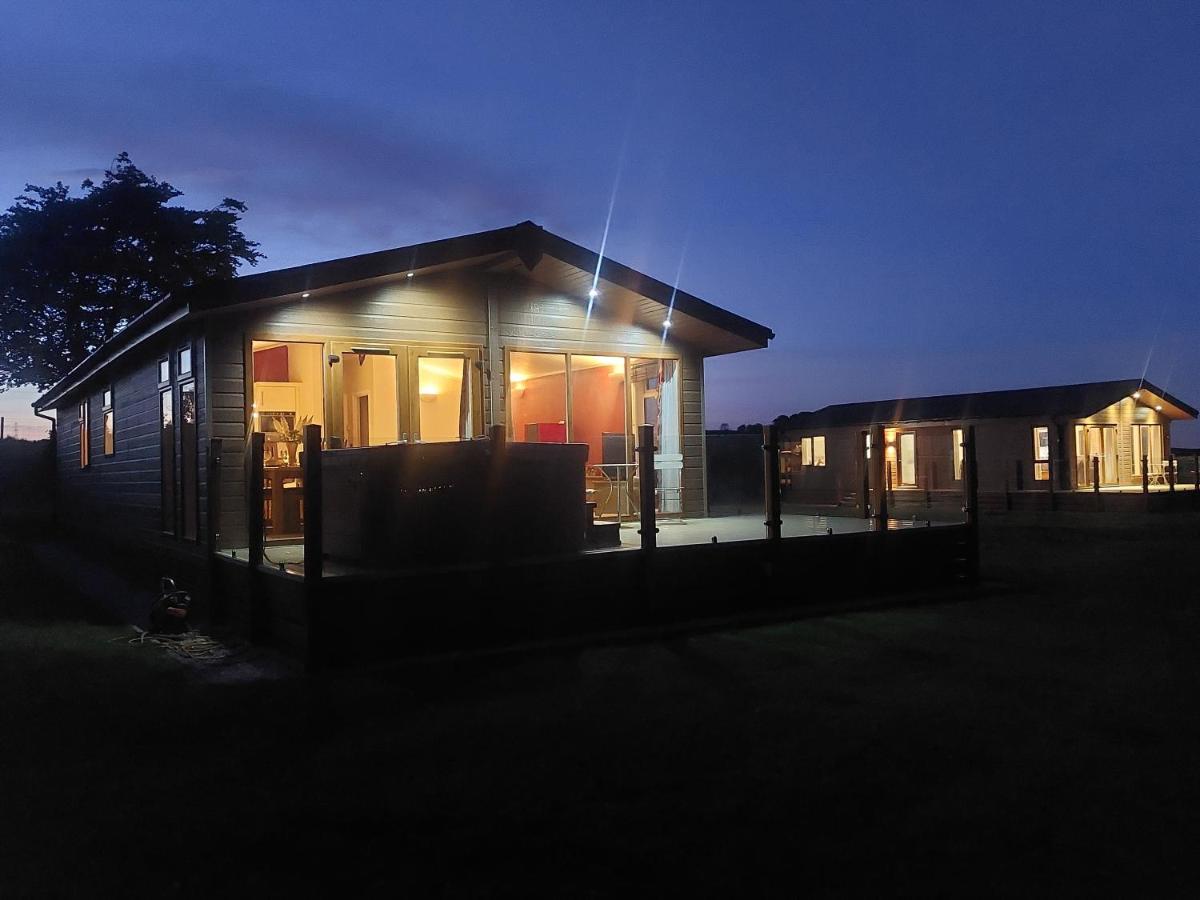 Luxury Family Beechwood Lodge With Hot Tub Lochwinnoch Eksteriør billede