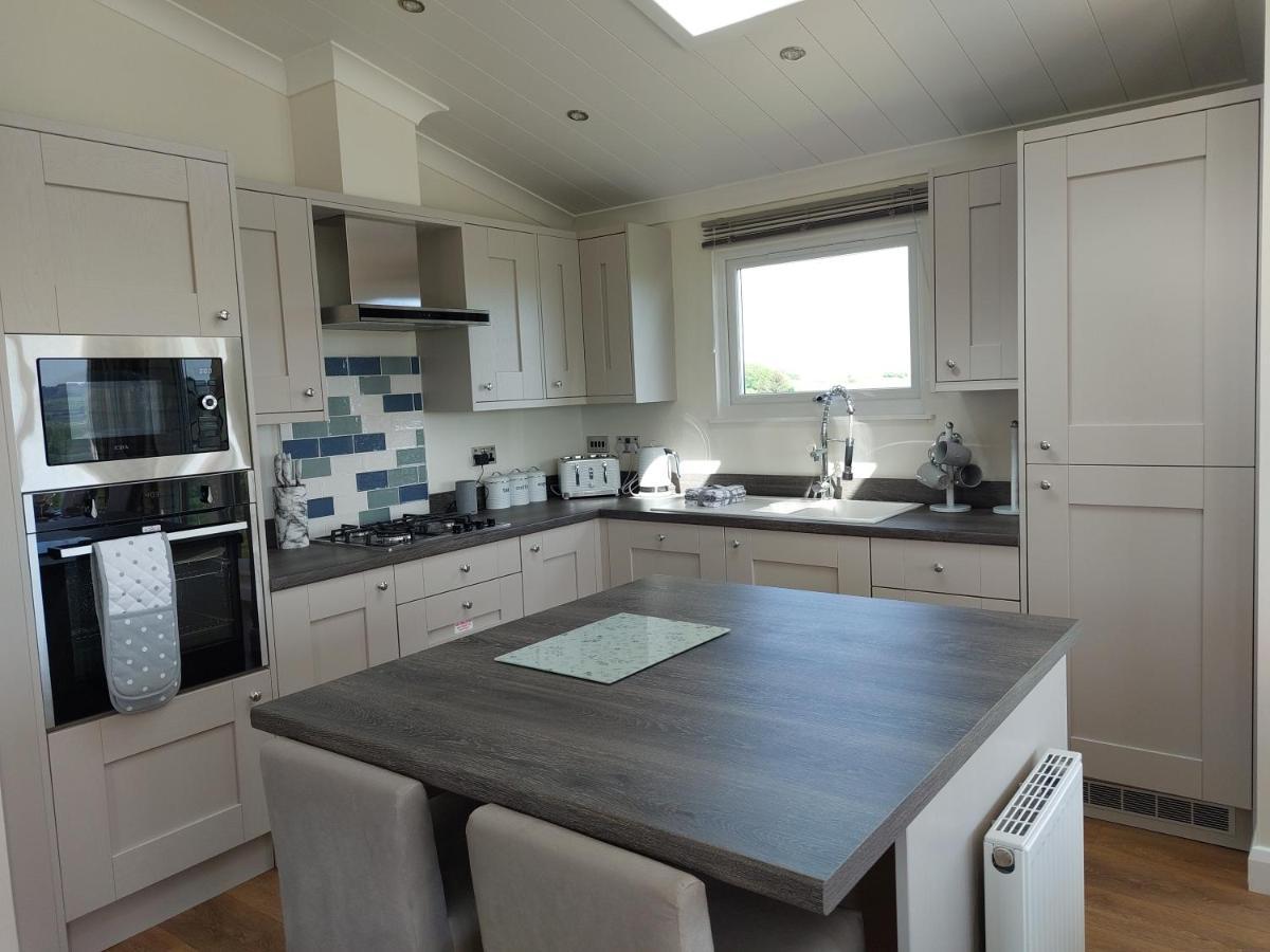 Luxury Family Beechwood Lodge With Hot Tub Lochwinnoch Eksteriør billede