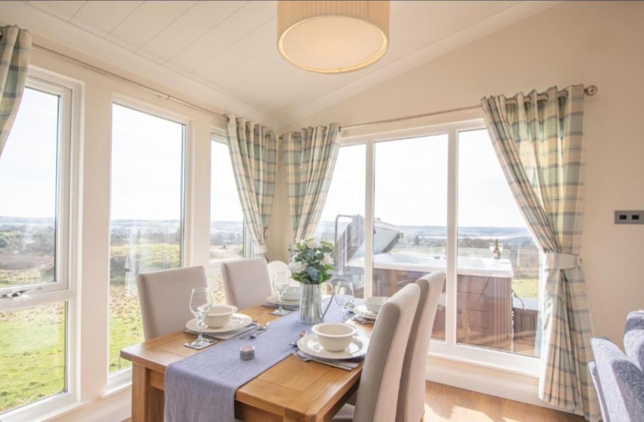 Luxury Family Beechwood Lodge With Hot Tub Lochwinnoch Eksteriør billede
