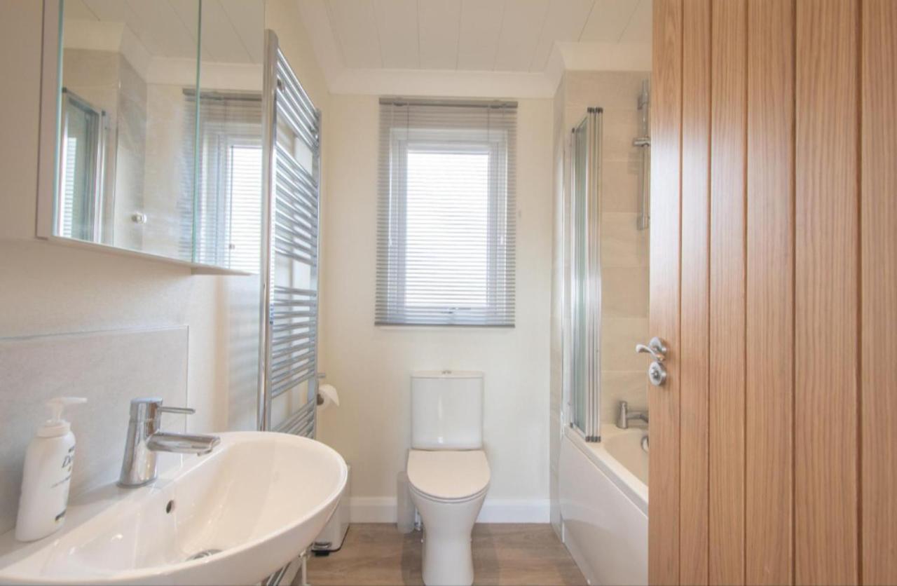 Luxury Family Beechwood Lodge With Hot Tub Lochwinnoch Eksteriør billede