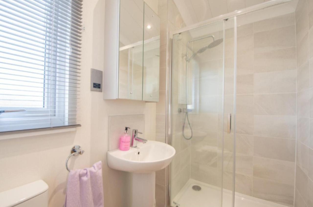 Luxury Family Beechwood Lodge With Hot Tub Lochwinnoch Eksteriør billede