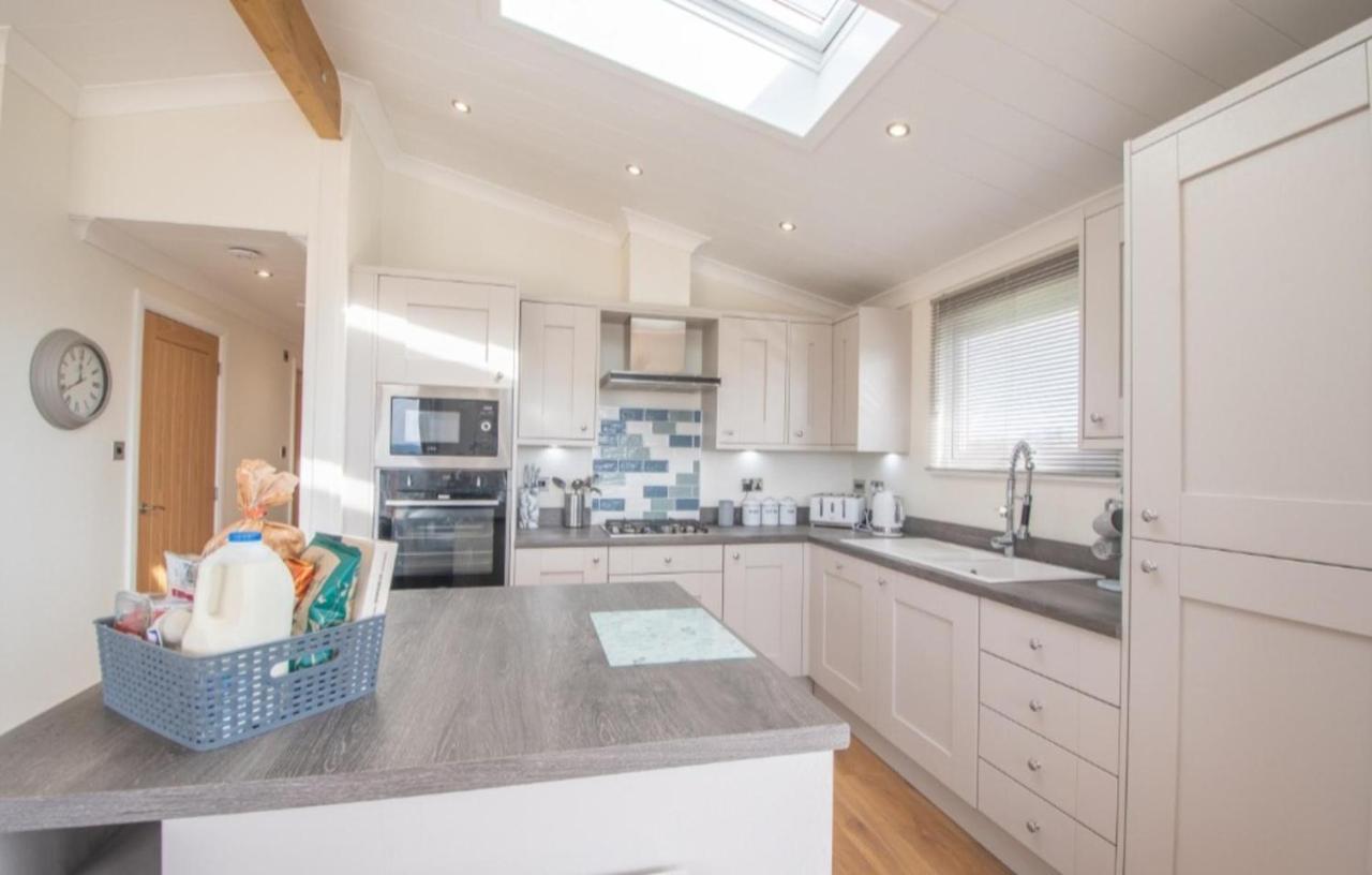 Luxury Family Beechwood Lodge With Hot Tub Lochwinnoch Eksteriør billede
