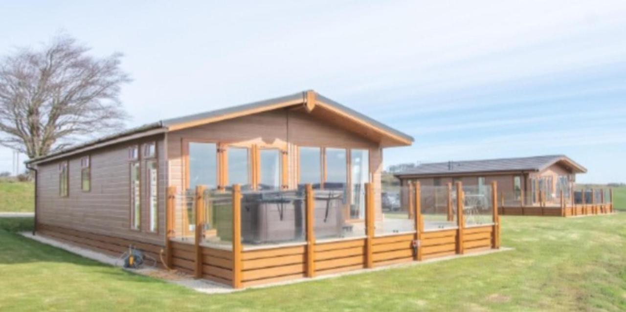 Luxury Family Beechwood Lodge With Hot Tub Lochwinnoch Eksteriør billede