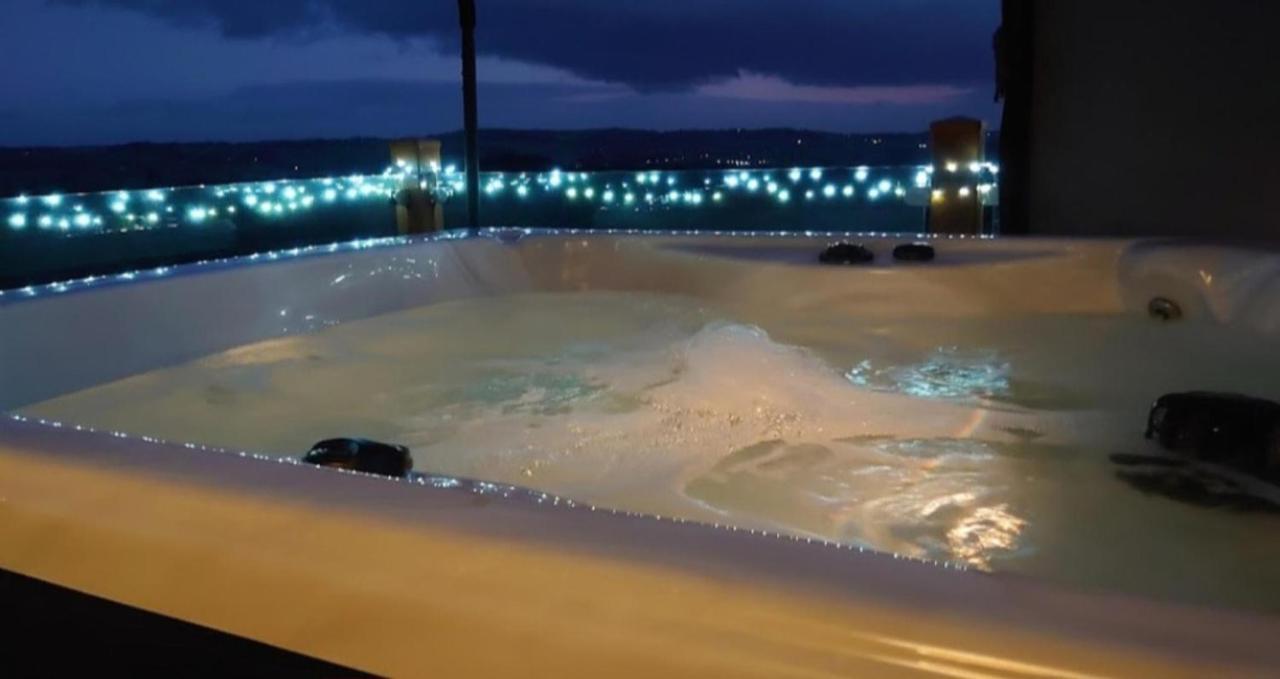 Luxury Family Beechwood Lodge With Hot Tub Lochwinnoch Eksteriør billede