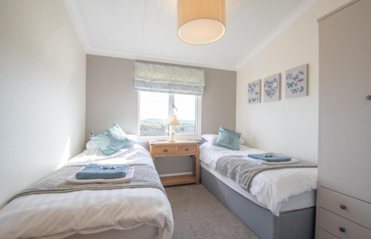 Luxury Family Beechwood Lodge With Hot Tub Lochwinnoch Eksteriør billede